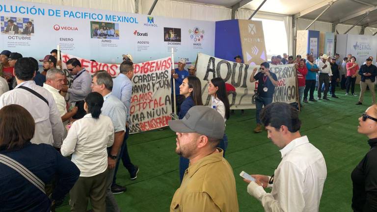Manifestación en la planta Mexinol en Topolobampo.