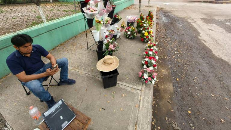 En la zona del panteón municipal, los vendedores de flores reportaron ventas muy bajas.