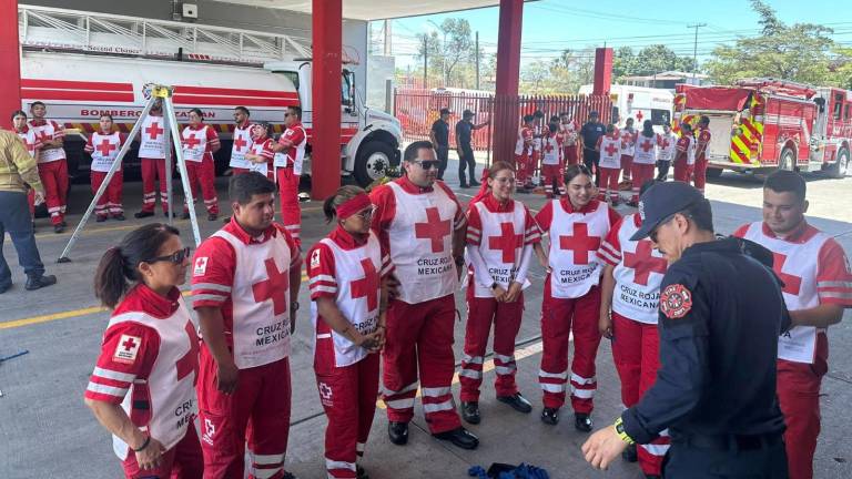 Durante la capacitación se desarrollaron actividades teóricas y prácticas enfocadas en técnicas de rescate, seguridad operativa y trabajo coordinado.