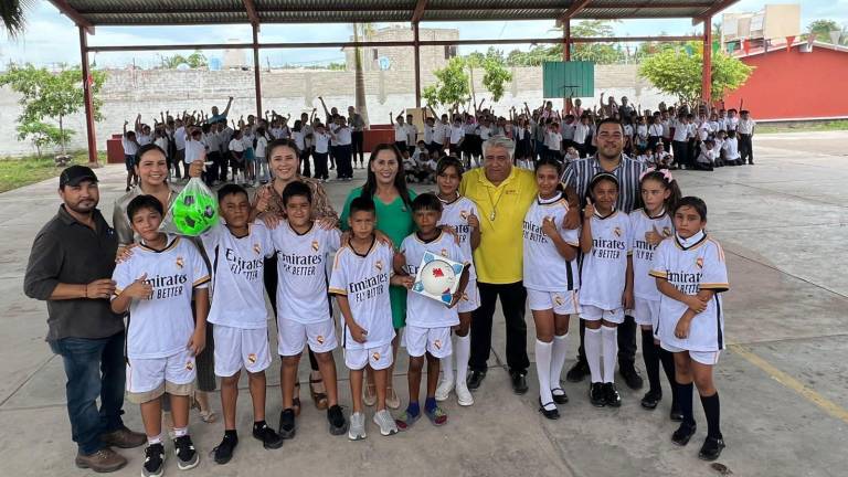 Entrega Alcaldesa de Escuinapa uniformes a equipos de futbol de una Primaria