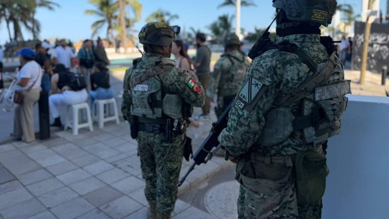 Un amplio despliegue de seguridad se implementó en el malecón de Mazatlán con motivo del desfile de independencia.