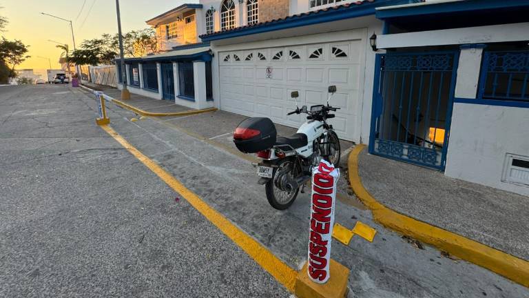 Personal de Planeación colocó sellos de suspensión en el Paseo Vista Hermosa mientras se determina si se retirarán los tubos y boyas que invaden la vialidad.