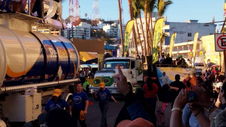 En Olas Altas, que es el último tramo, también se disfrutó el segundo desfile del Carnaval de Mazatlán.