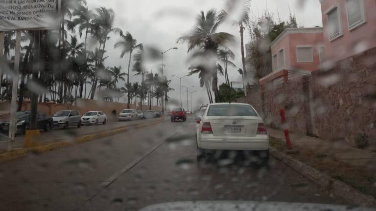 Comienzan en Mazatlán a caer las lluvias generadas por Dolores