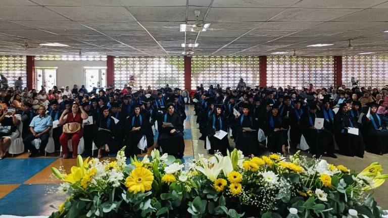 Ceremonia de graduación de estudiantes de la preparatoria de la UAS en Rosario.