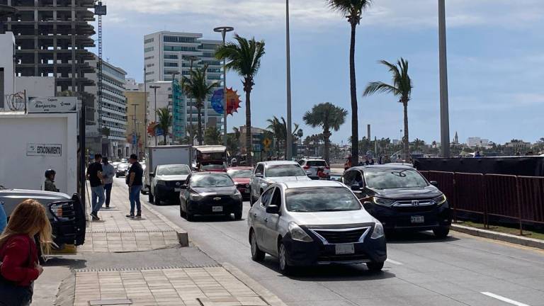 Brotan más quejas por cobros altos del transporte público de Mazatlán durante Carnaval