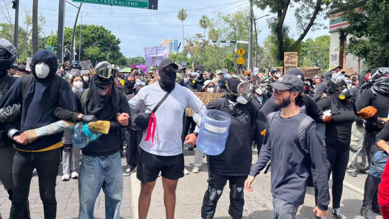 Reportan saqueos, bombas molotov e incendios en el Poder Judicial y Congreso de Jalisco