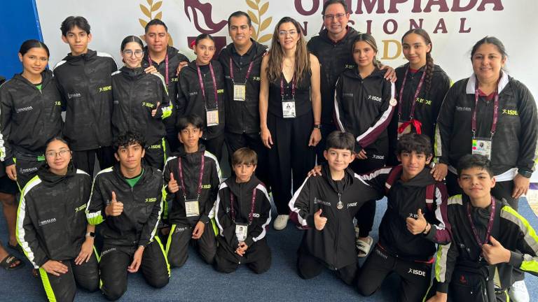 María del Rosario se tomó la foto del recuerdo con la selección de taekwondo de Sinaloa que compite en la Olimpiada Nacional.