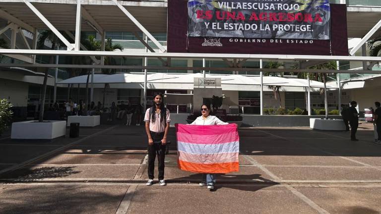 Protesta por trabas en el Registro Civil de Sinaloa para registrar a hija de matrimonio igualitario.