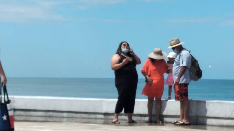 En Mazatlán sacan sombreros, gorras y la botella de agua para protegerse del fuerte calor; se esperan para Sinaloa de 40 a 45 grados