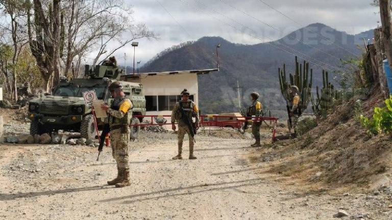 Derrumbe en mina Santa Fe moviliza a fuerzas federales en busca de mineros atrapados.