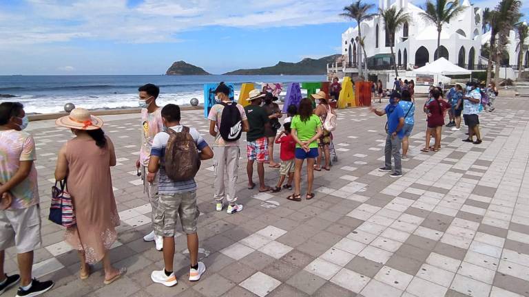 Los turistas hacen fila para tomarse la foto en las letras de Mazatlán.