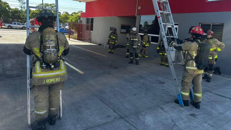 Personal de Bomberos de Mazatlán recibe su última capacitación del año antes de enfocarse a los servicios de diciembre.