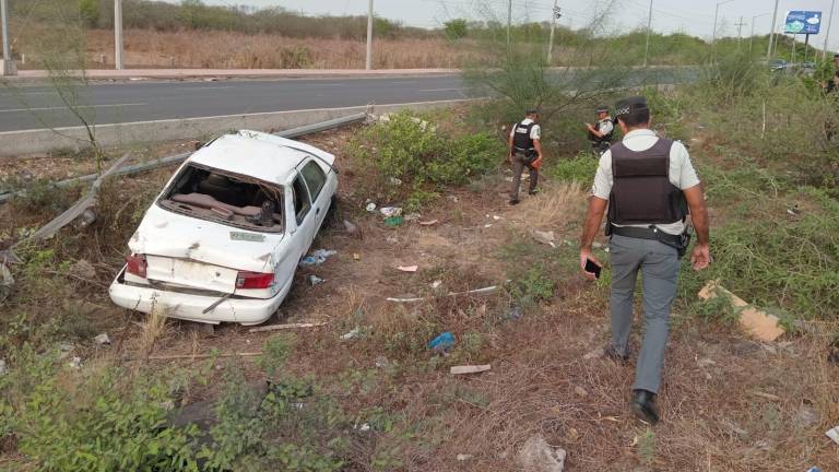 Automóvil accidentado en la zona de La Costerita, en Culiacán.