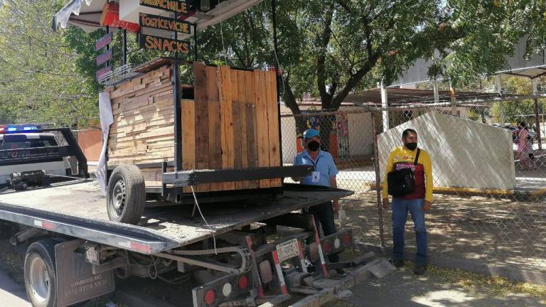 Retira Gobierno de Culiacán 63 remolques de vendedores ambulantes
