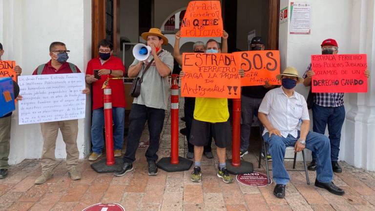 El pequeño grupo de manifestantes se instaló en la entrada del Palacio Municipal para exigir el pago de sus prestaciones.