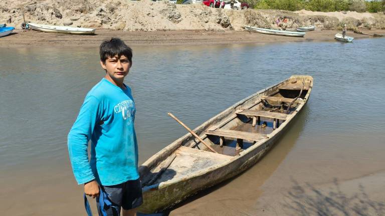 Jesús Adrián hace tres años comenzó esta labor con una panga prestada por su tío y desde entonces ofrece el servicio los fines de semana y temporadas vacacionales.