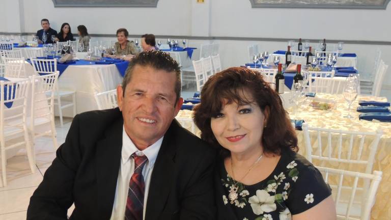 Disfrutan rotarios de queso, pan y vino con causa