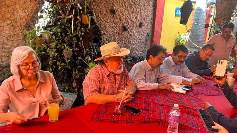 Integrantes del Frente de Defensa de los Derechos Laborales de la UAS en conferencia.