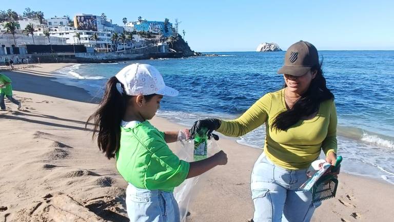 Un grupo de 25 voluntarios, entre adultos mayores, mujeres y niños, madrugó para recolectar residuos plásticos, latas, colillas y restos de pirotecnia.