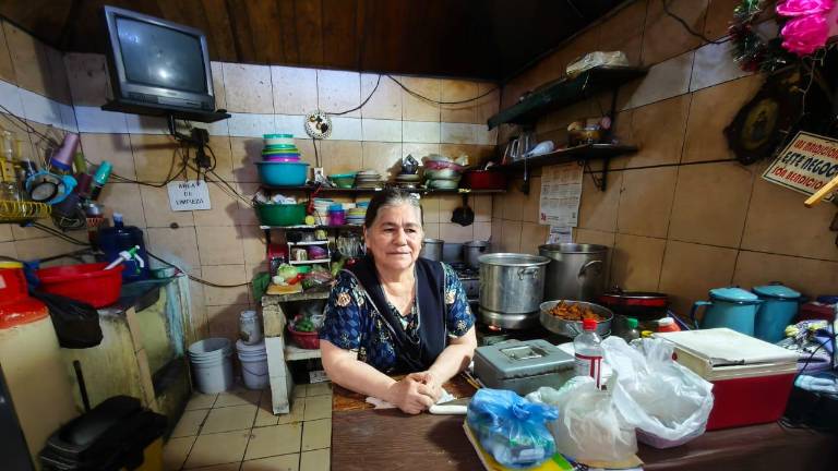 Desde hace 25 años, en el mercado municipal de Rosario, Rosalba Muñoz Valdez sostiene su negocio de comida.