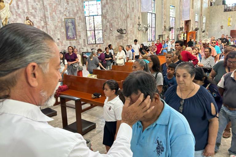 Celebran mazatlecos Miércoles de Ceniza en la parroquia Nuestra Señora del Carmen