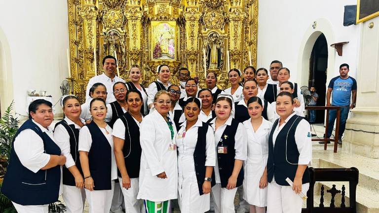 Enfermeros y médicos asisten a la misa.