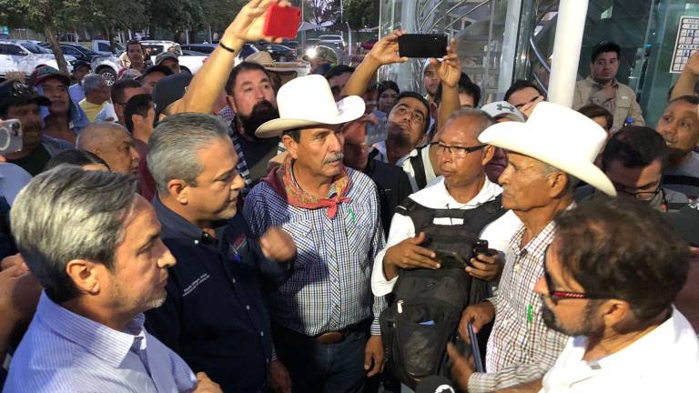 El Subdirector de Agricultura de Sinaloa, Ramón Gallegos Araiza, habló en persona con los productores en el Aeropuerto de Culiacán.