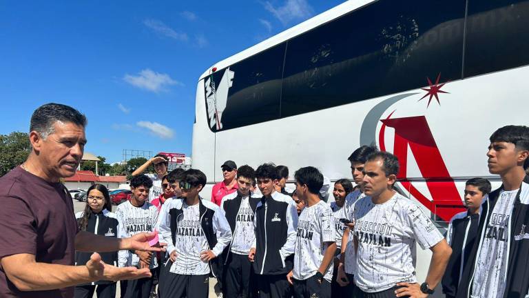 Ezequiel Mora Bracamontes charló con parte de la delegación mazatleca que competirá en la tercera semana de los estatales.