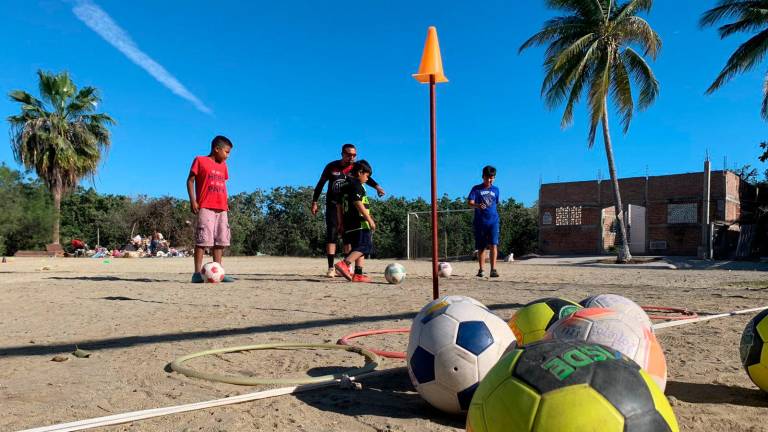 Realizan con éxito Clínica de Futbol en Colonias Populares