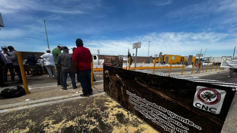 Productores agrícolas iniciaron bloqueos temporales en la caseta de cobro El Pisal, en Navolato.