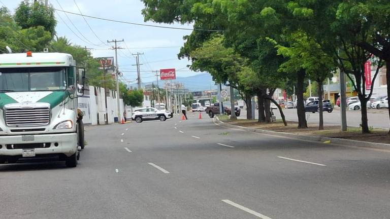 Productores agrícolas bloquearon la carretera Culiacán-Navolato, en demanda del pago de los apoyos a la comercialización del maíz.