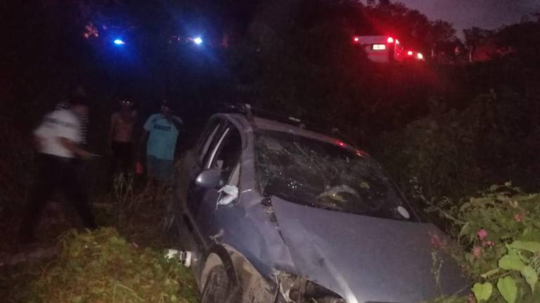 Deja tres heridos accidente en la salida a Cacalotán, en Rosario