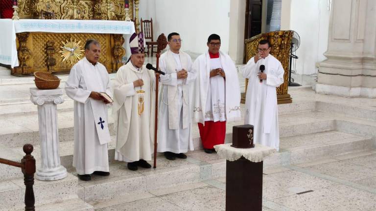 El Obispo junto a los sacerdotes, elevaron una plegaria para posteriormente bendecir las cenizas de la empresaria Martha Solorza.
