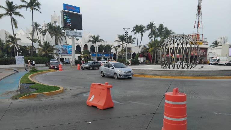 Cierre del malecón en Mazatlán en el cruce con la Avenida Rafael Buelna.