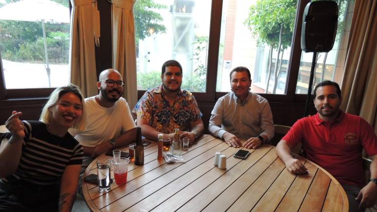 Comparten charlas desde la barra en ‘Tragos &amp; Esencia’, en Humaya Restaurante