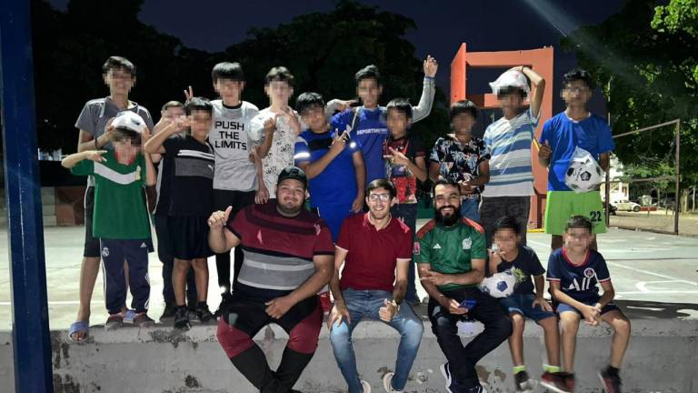Entregan material deportivo en la colonia Huizaches, en Culiacán