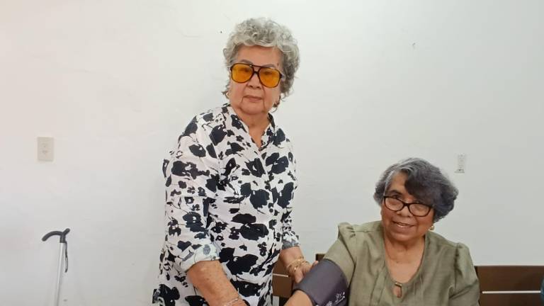 Hoy, a sus más de 80 años, Irene Fausto Becerra (izq.) disfruta de la jubilación entre bordados y convivencia con adultos mayores.