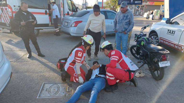 El motociclista circulaba de poniente a oriente sobre la Pérez Escobosa y chocó contra el costado derecho de un taxi.