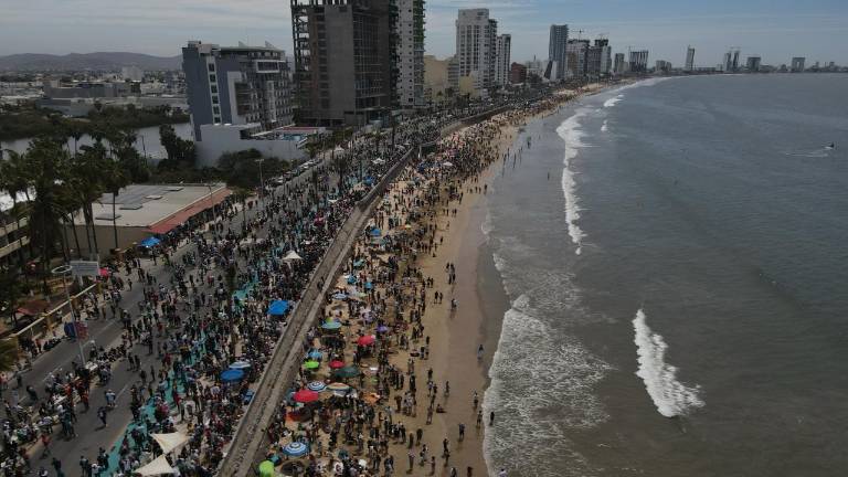Más de 200 mil personas apreciaron el eclipse total de sol en Mazatlán.