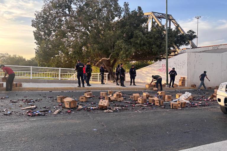 Camionero pierde el control y deja varias cajas de cervezas regadas debajo del Puente Negro de Culiacán