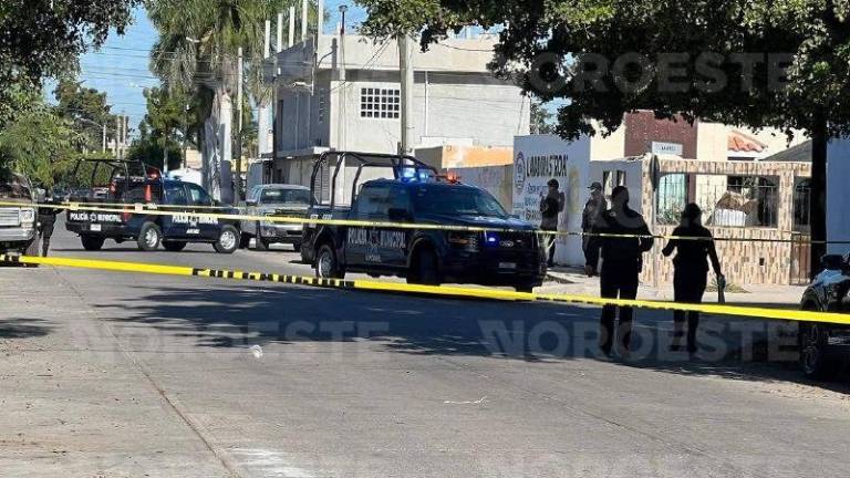 Policía resguarda casa en Álamos Country tras asesinato de un hombre presuntamente por su hijo.