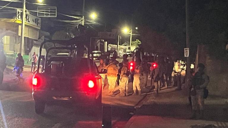 Militares resguardan la calle Alberto Terrones tras el ataque a balazos registrado la noche de este viernes.