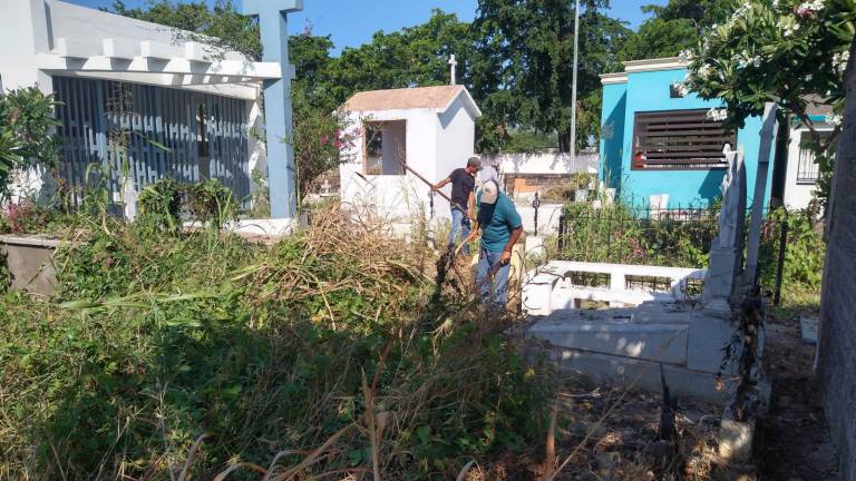 Iniciaron servicios de limpieza en el panteón municipal San Juan.
