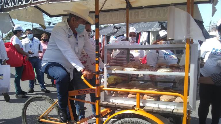 Faustino Hernández recorre este viernes el tianguis de la Colonia Guadalupe Victoria, de Culiacán.