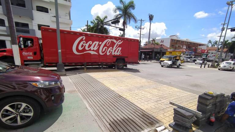 Paso peatonal elevado que se instaló en la zona turística de Mazatlán es una prueba, dicen autoridades
