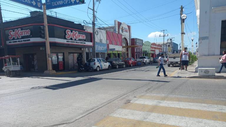 En Escuinapa arrestan a dos que viajaban en moto, uno por no portar casco y el otro por simular que traía una pistola