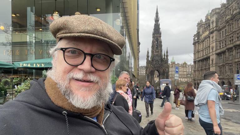 Guillermo del Toro compate foto de Edimburgo, donde explora locaciones para su nueva película.