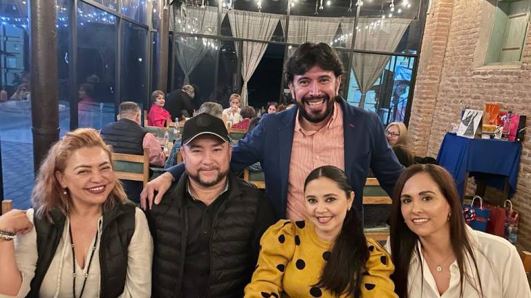 El festejado Iván Palazuelos disfruta de la compañía de Yadhira Villegas, Jonathan García, Norma Aceves y Teresa Estolano, en el restaurante La Estación, en Navolato.