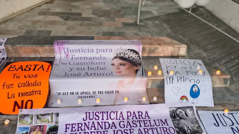 Protesta frente a la Fiscalía de Sinaloa en Los Mochis por el asesinato de Fernanda Gastélum y su bebé nonato.